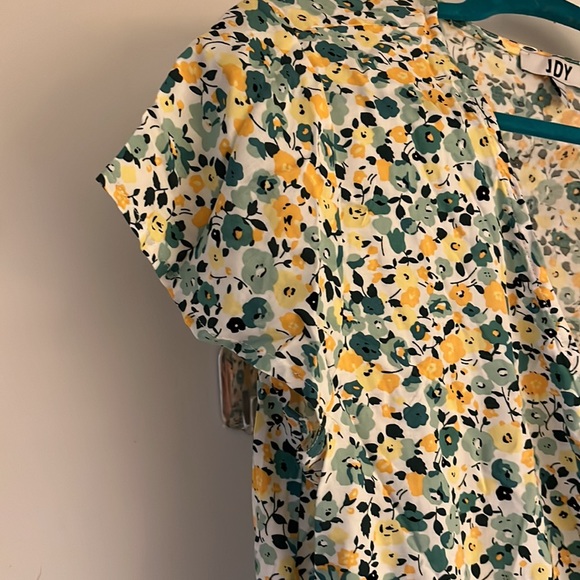 Floral romper with flutter sleeves - Picture 4 of 7